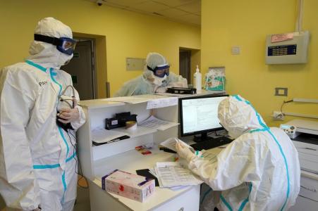 Medical specialists work at a regional clinical hospital's unit for people suffering from the coronavirus disease (COVID-19) in Tver, Russia October 28, 2021. REUTERS/Tatyana Makeyeva